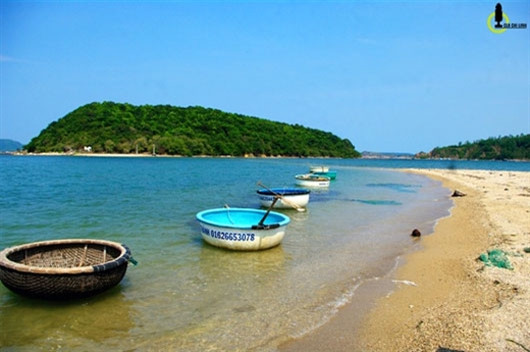 这里的居民告诉记者，一字山岛因为形状像汉字里面的一字而得名。一字山的面积约为6公顷，是海美乡和美城乡遮风挡雨的屏障。