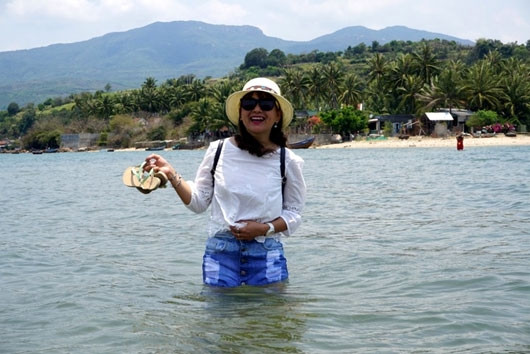 当地老百姓将一字山视为一位神灵，因此很自觉地保护这座岛屿。据说，这里曾经有一座寺庙，一位僧侣的坟墓坐落于一字山的山腰上。