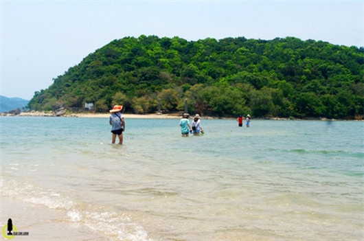 岛屿距离陆地只有300米，游客完全可以通过水下的这条路走到一字山岛。在潮涨时，水位与腰同高。