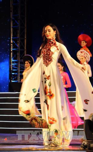 参赛选手的长衣展示环节。（图片来源：越通社）