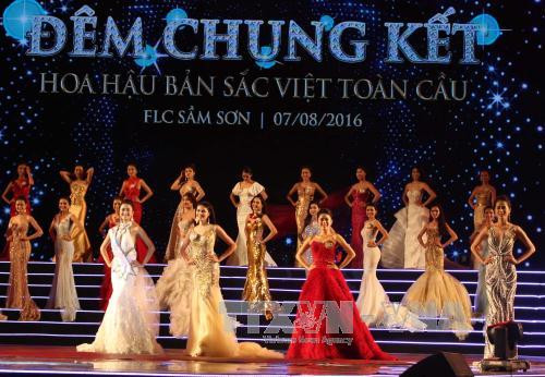 参赛选手的晚礼服展示环节。（图片来源：越通社）