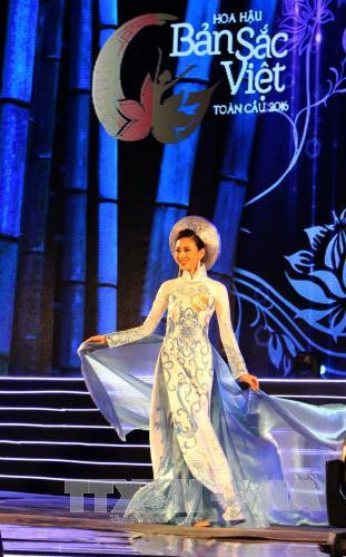 参赛选手的长衣展示环节。（图片来源：越通社）