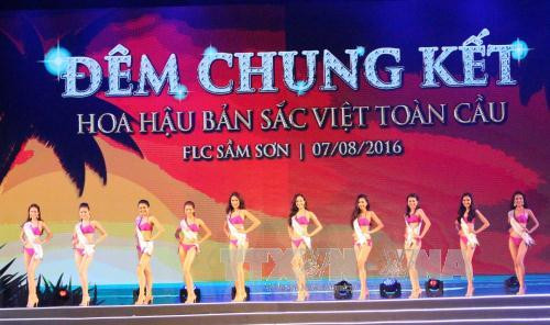 参赛选手的泳装展示环节。（图片来源：越通社）