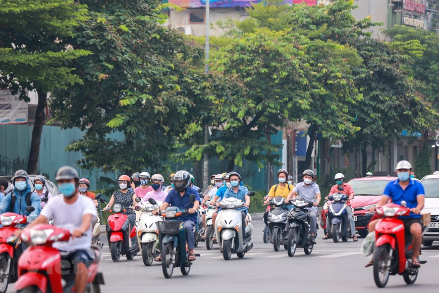 河内市人民委员会副主席渚春勇透露，按照中央的指导，河内将不会对当地个人、组织和企业提出更多涉及人员出行的行政手续的要求。此外，在放宽防疫措施过程中，该市将实行逐级放权制度，由各部门、行业和地方政府引导个人和企业施行经济复苏计划，确保疫情防控安全。图为9月21日上午7时15分的栋多郡西山路场景。图自Vietnam+