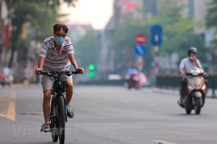 此外，河内市还要求办公室、学校和医院以外禁止10人以上人群聚集； 在公共场所人与人之间需保持至少2米的安全距离。该市发现许多新冠患者的疫情高风险区将成为“红区”。“红区”将继续落实政府第16号指示，出现患者和周边家庭将被封锁隔离。“红区“”临近区为“黄区”，剩下的为“绿区”。疫情防控工作将按照缩小“红区”范围的精神展开落实。图自Vietnam+
