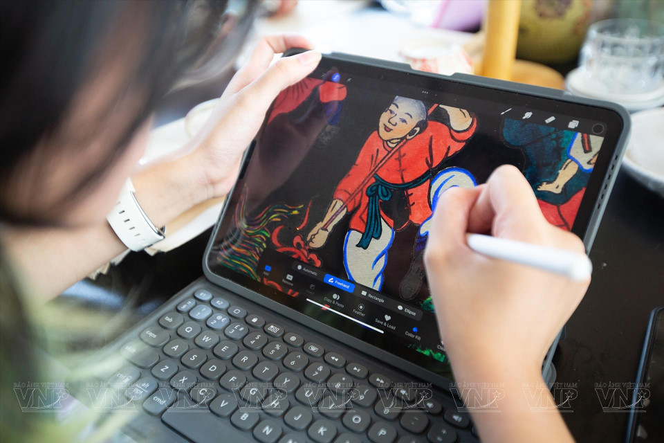 项目成员还在图形图纸上设计图像。图自越南画报