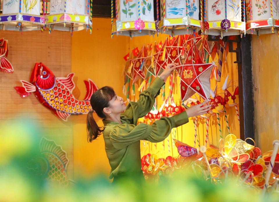 闪烁的五角星灯展区非常吸引儿童们的眼球。图自越通社