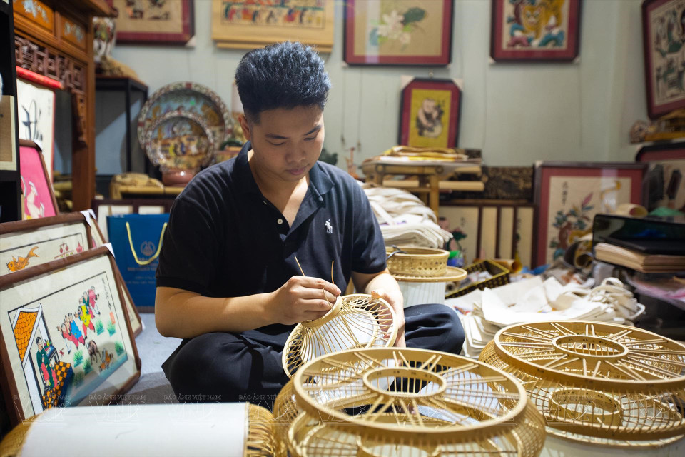 色彩魔力项目按照不同的设计制作灯架。图自越南画报