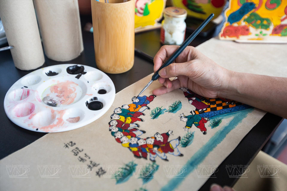 在中秋灯笼上绘画的每一细节都得到精密的布置。图自越南画报