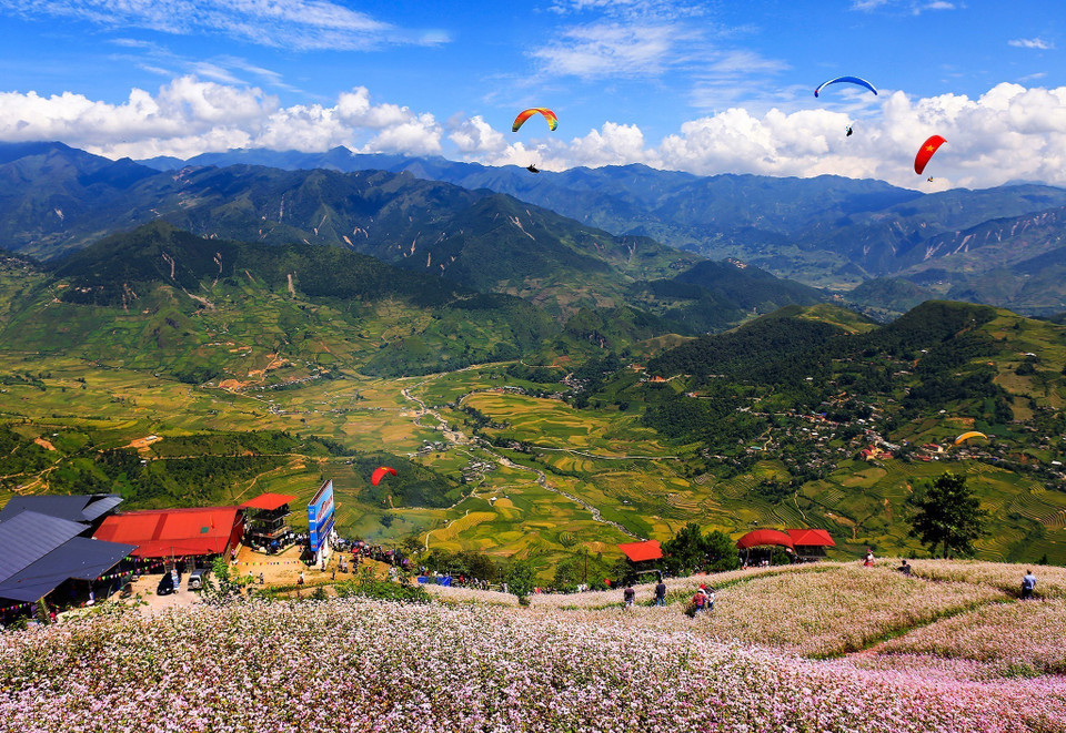 寇帕山口滑翔伞节将在2022年“灌水季节”旅游活动期间举行。图自越通社