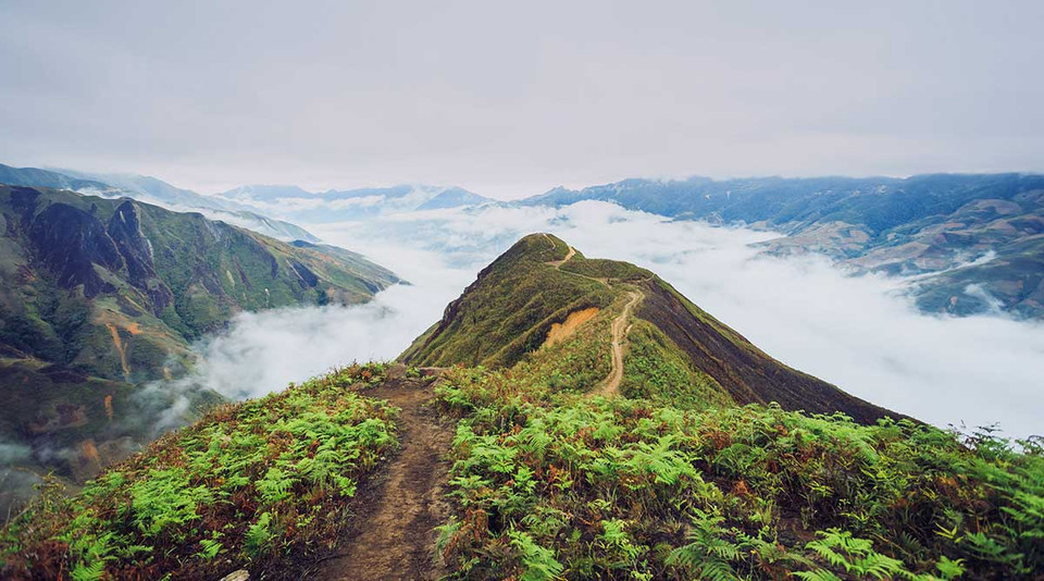 斜处峰雄伟壮观的风景。图自越南画报