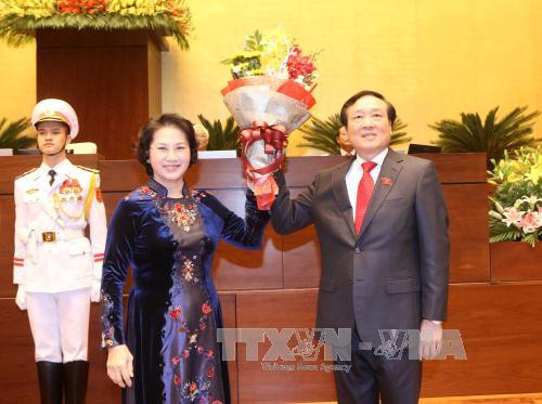  国会主席阮氏金银向阮和平同志赠送鲜花。