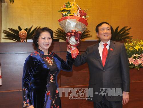  国会主席阮氏金银向阮和平同志赠送鲜花。