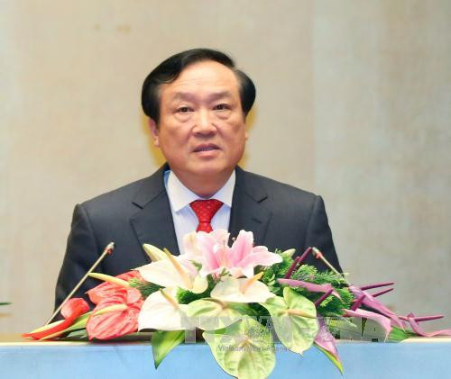  新任最高人民法院院长阮和平同志在宣誓就职仪式上发表讲话。