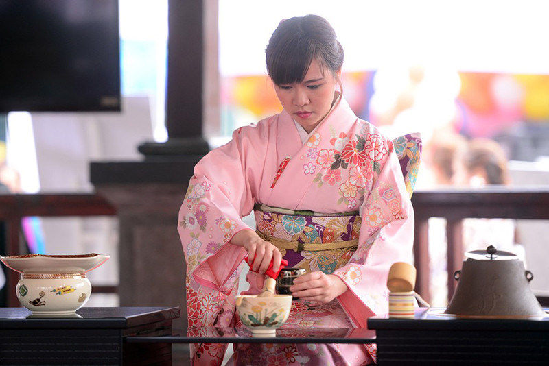 游客也能够欣赏日本茶道艺术。（图片来源：人民报网）