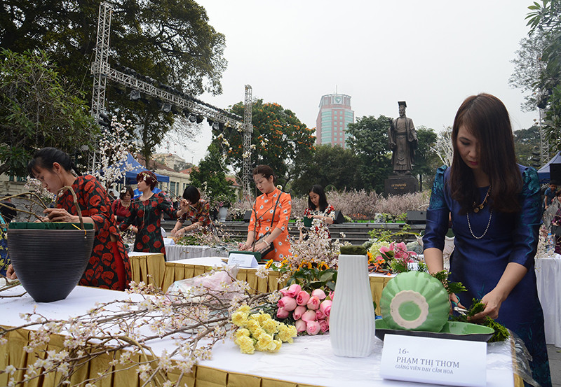 在日本文化交流活动期间，还 举行日本文化、服装和插花艺术推介等活动。（图片来源：人民报网）