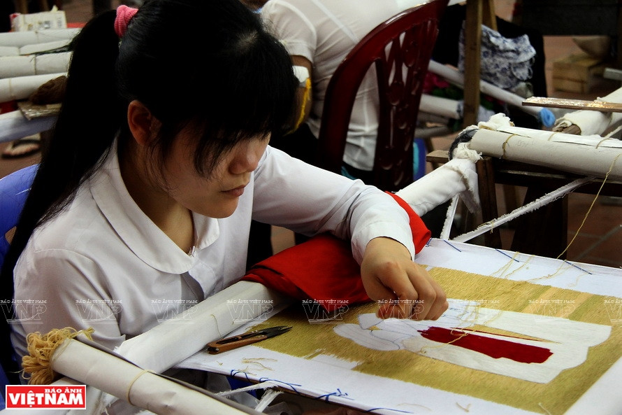 一幅刺绣画作品要耗費3~4天才得以完成。越通社记者 郑部 摄