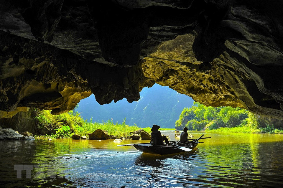各山洞被蜿蜒而过的河流和稻田围绕着，让游客在探索中惊叹不已。越通社记者明德 摄
