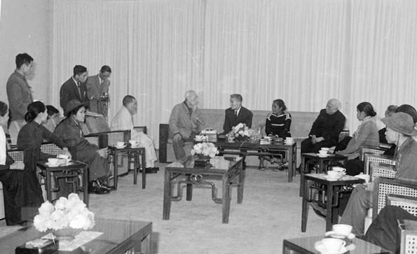 1969年2月28日，胡主席接见由冯文弓医生率领的越南南方解放民族阵线代表团。图自越通社