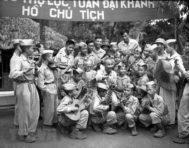 1950年5月19日，值此胡志明主席诞辰60周年之际，X区儿童艺术团前来向他老人家祝贺。（图自越通社）