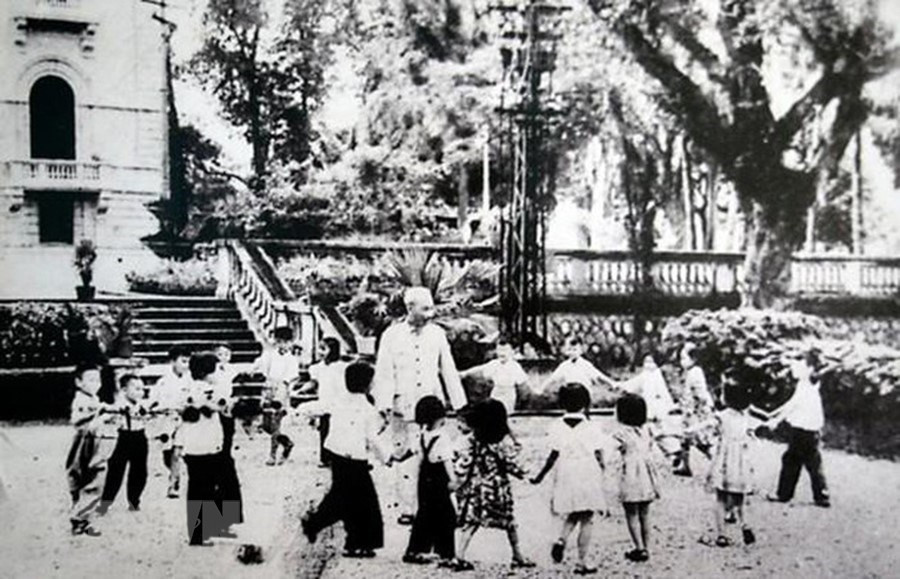 1955年2月9日，首都解放后的第一个春节，河内市儿童在主席府给胡志明主席拜年。（图自越通社）