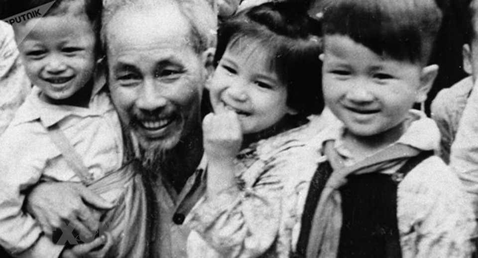  1955年，胡志明市主席与首都河内儿童合影。（图自越通社）