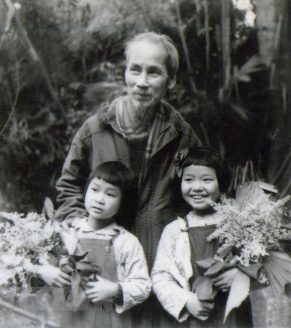 1952年胡伯伯与越北地区儿童合影。（图自越通社） 