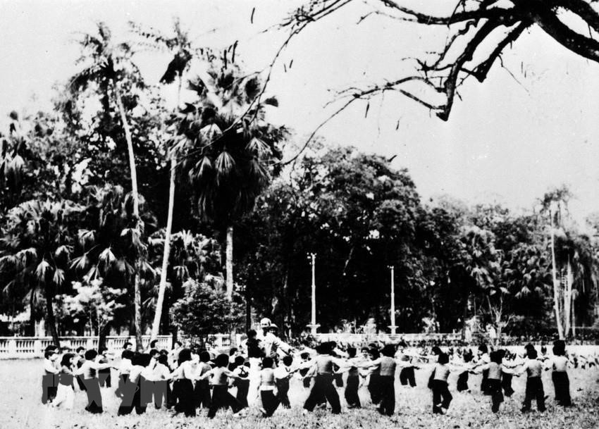  1955年2月9日，首都解放后的第一个春节，河内市儿童在主席府给胡志明主席拜年。（图自越通社）