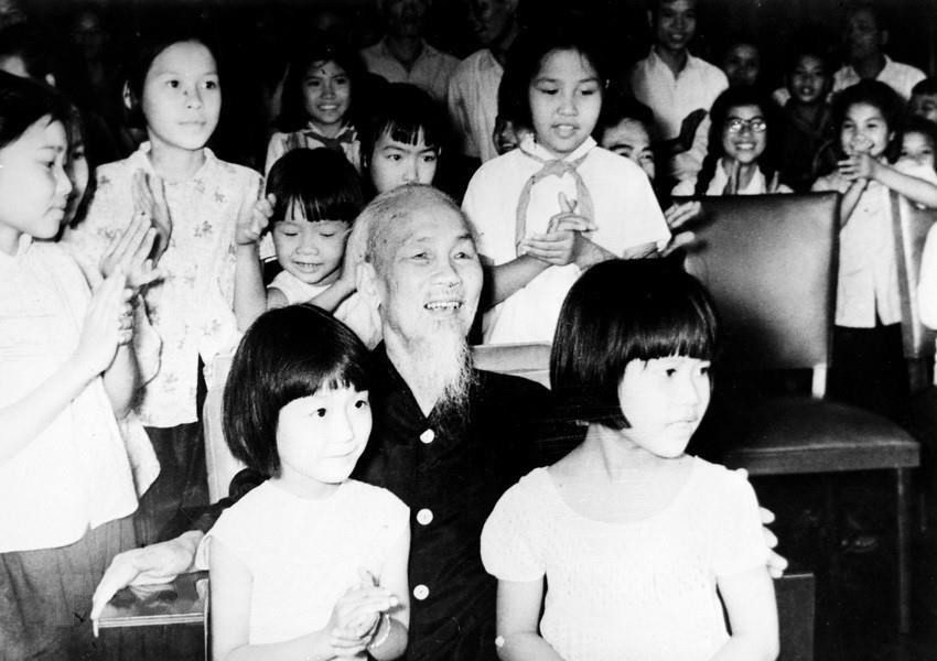1969年5月31日，值此儿童节之际，首都河内的儿童与胡伯伯交流。图自越通社