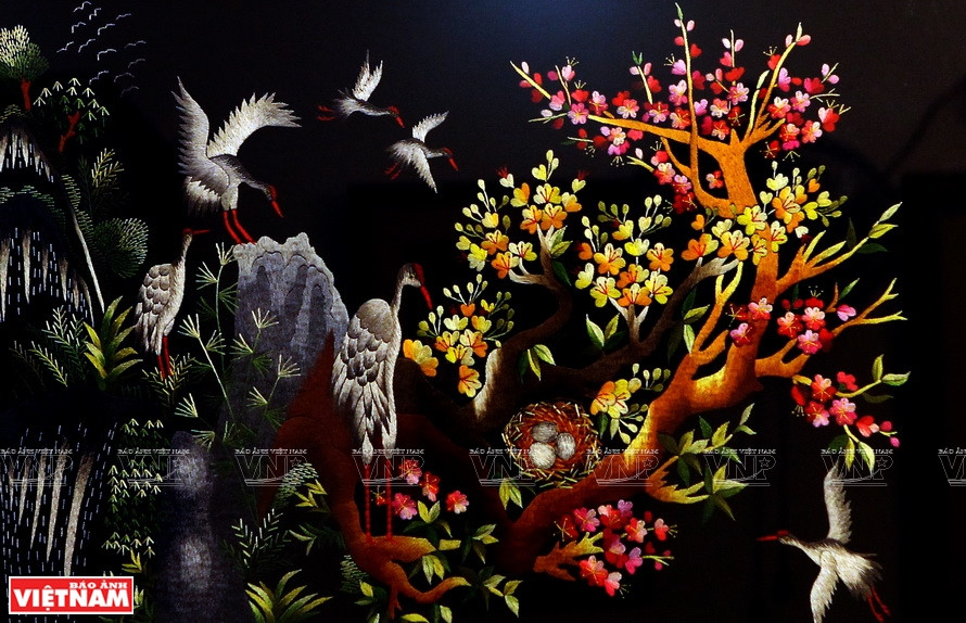 橘洞刺绣画作品。越通社记者 郑部 摄