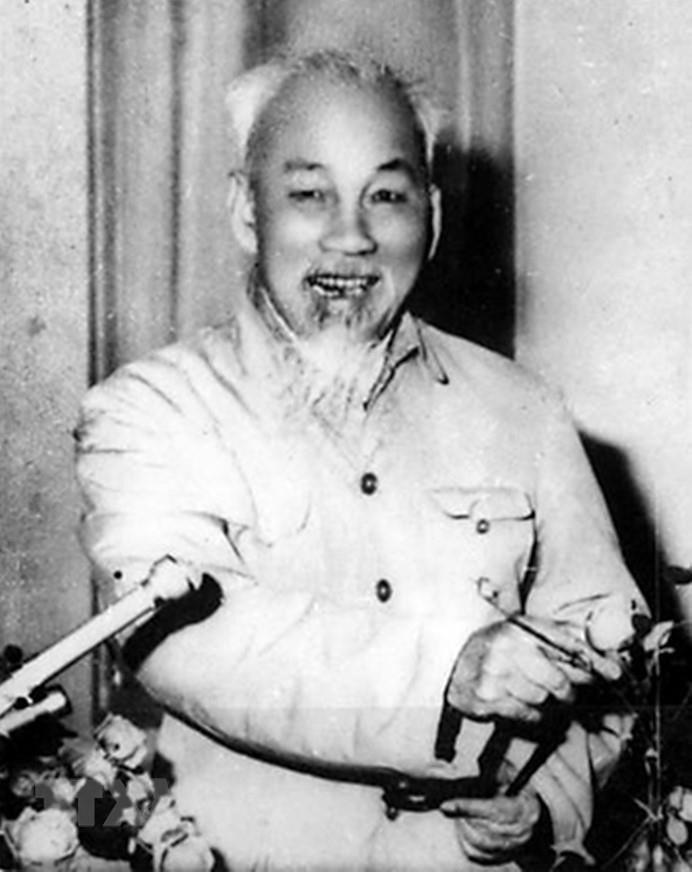 胡伯伯朗读戊申春节贺信。图自越通社