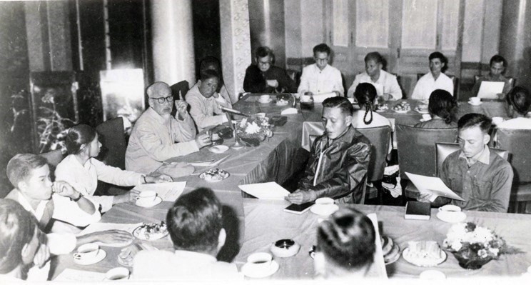 1968年11月15日在主席府，胡主席会见广宁省煤炭行业的干部工人代表团。图自越通社