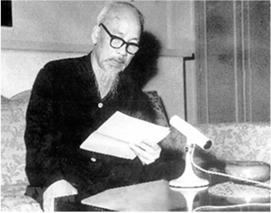 1966年7月17日，胡主席通过越南之声广播电台阅读全国战士和同胞号召信：“战争可以延长5年、10年、20年，或者更久。河内、海防等城市和企业或许遭到破坏，但越南人民绝不害怕！没有什么比独立自由更可贵！等到胜利的那一天，我们可以建设一个更为美丽的国家！”图自越通社