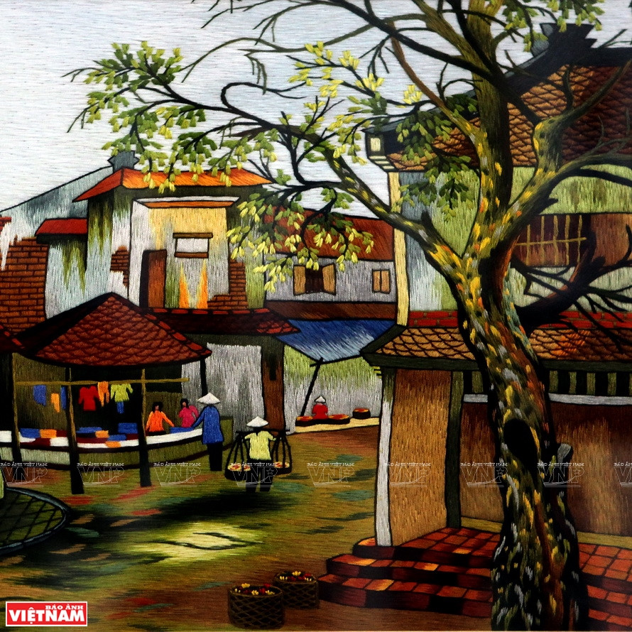 橘洞村的作品主题丰富多彩，凸显民族风土人情。越通社记者 郑部 摄