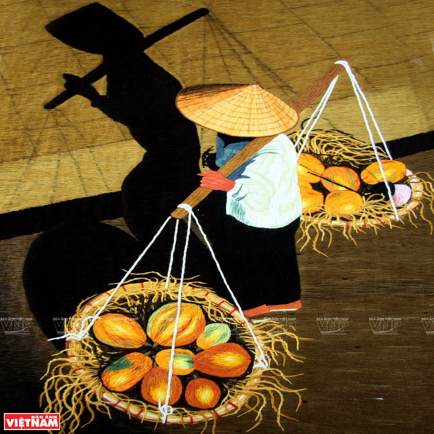 橘洞刺绣画作品。越通社记者 郑部 摄