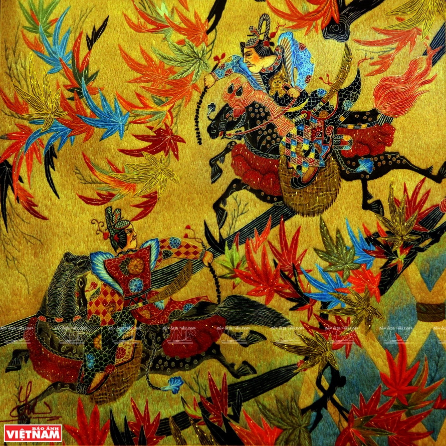 橘洞村资深刺绣艺人阮春育介绍说：“一幅精美手 工刺绣画的标准是针脚隐蔽，线条清晰，颜色和谐，技巧不断创新。” 越通社记者 郑部 摄