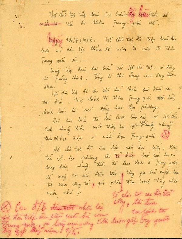 胡志明主席批改越通社新闻的笔记。图自越通社