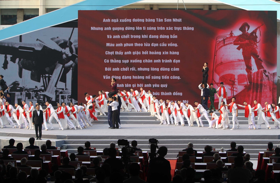 纪念典礼上的文艺表演节目。（图片来源：越通社）