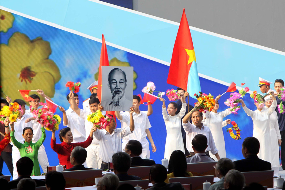 纪念典礼上的文艺表演节目。（图片来源：越通社）