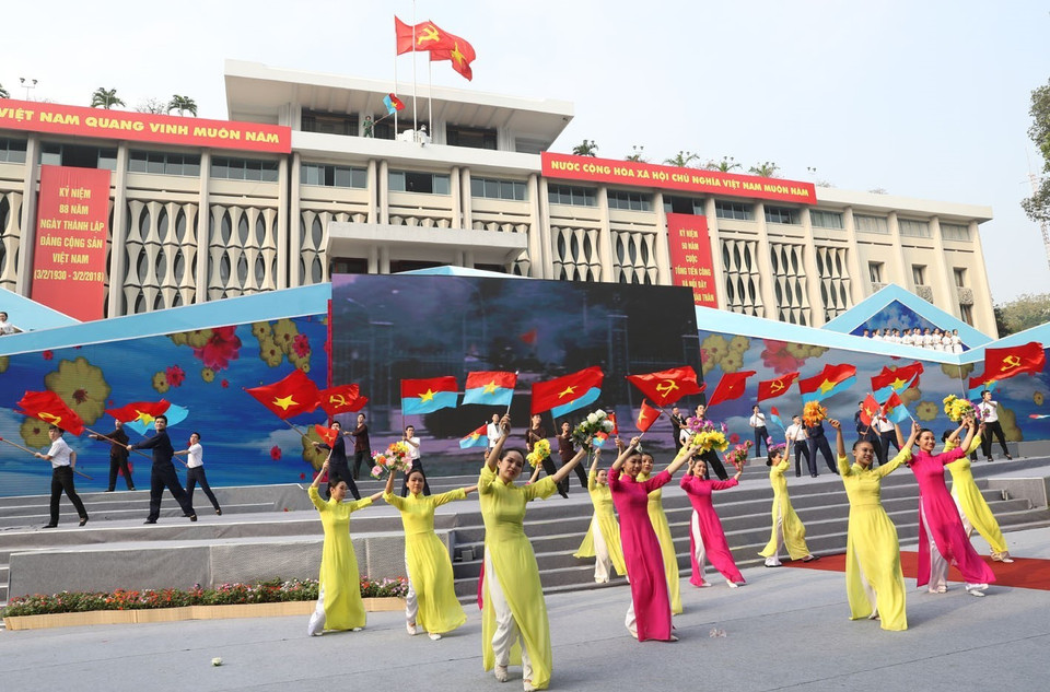 纪念典礼上的文艺表演节目。（图片来源：越通社）