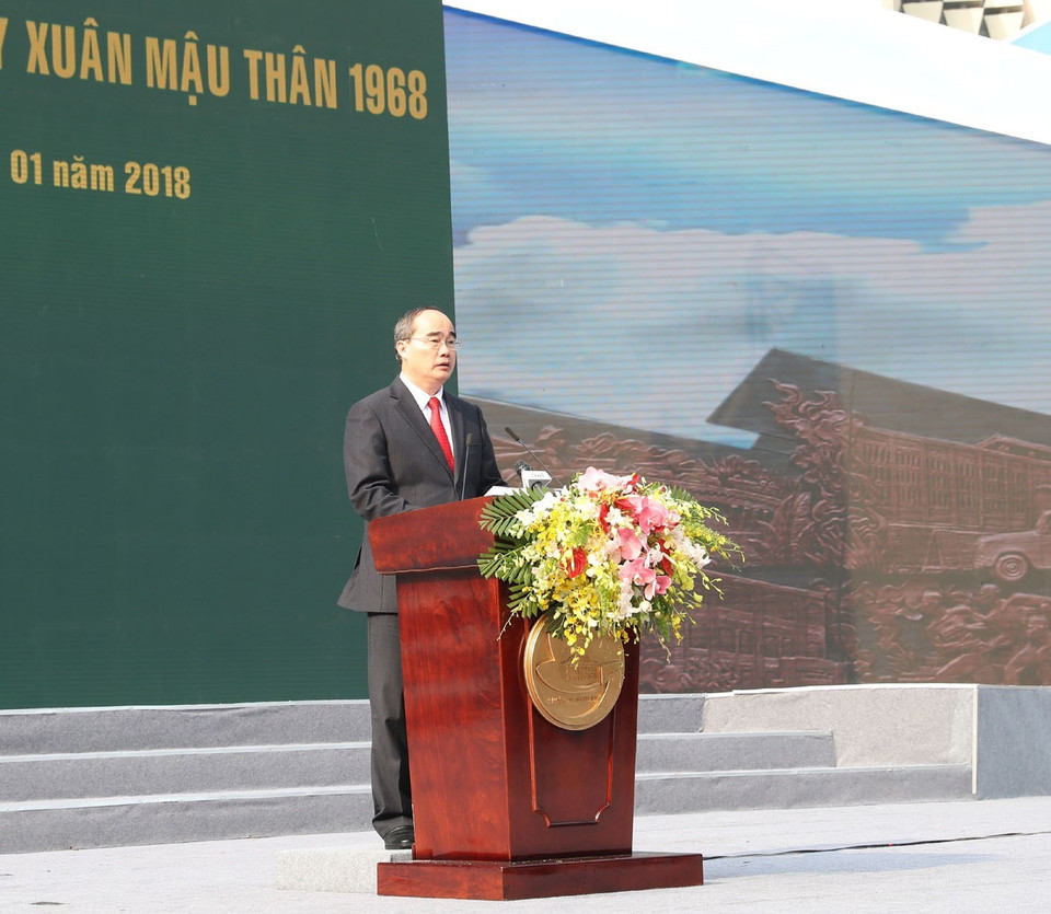 越共中央政治局委员、胡志明市市委书记阮善仁在纪念典礼上发表讲话。（图片来源：越通社）