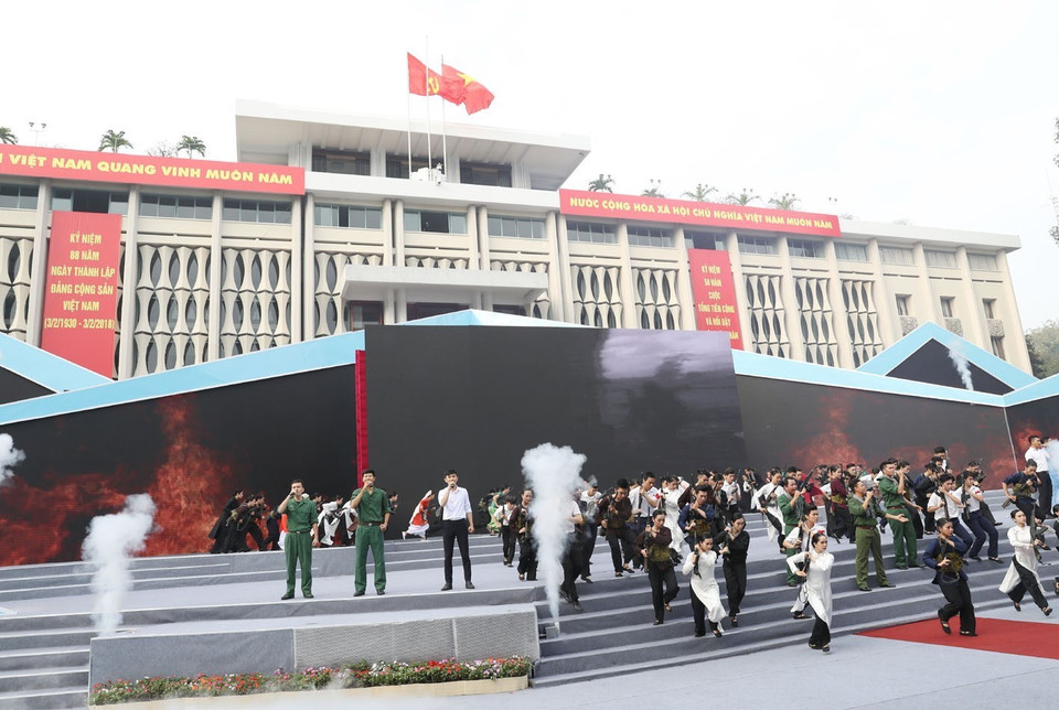 纪念典礼上的文艺表演节目。（图片来源：越通社）