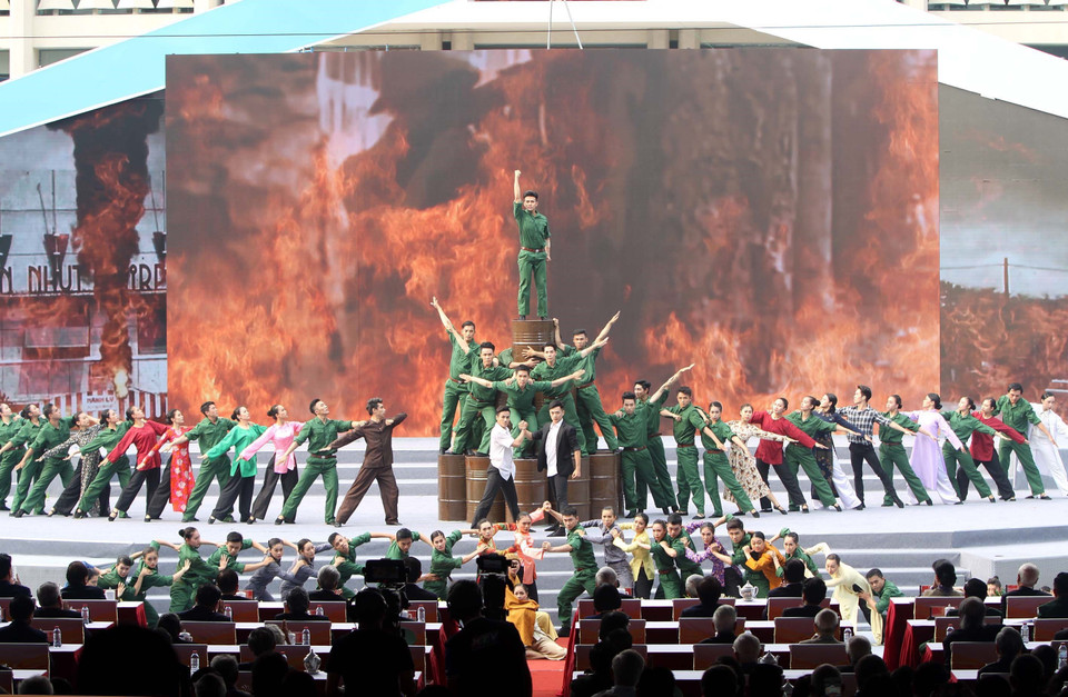 纪念典礼上的文艺表演节目。（图片来源：越通社）