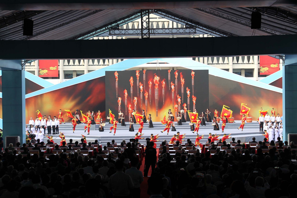 纪念典礼上的文艺表演节目。（图片来源：越通社）