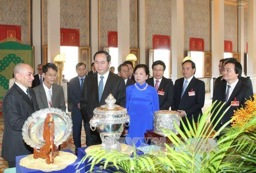  柬埔寨国王诺罗敦·西哈莫尼与陈大光主席互换国礼。