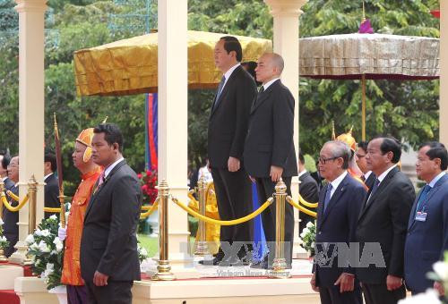  柬埔寨国王诺罗敦·西哈莫尼举行隆重仪式，欢迎陈大光主席和夫人一行到访。