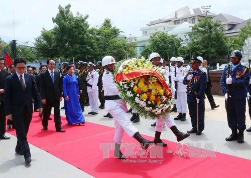  陈大光主席一行向设在首都金边的越南志愿军纪念台献花和进香。