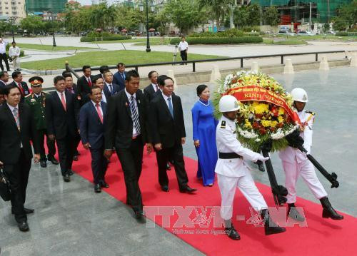  陈大光主席一行向设在首都金边的越南志愿军纪念台献花和进香。