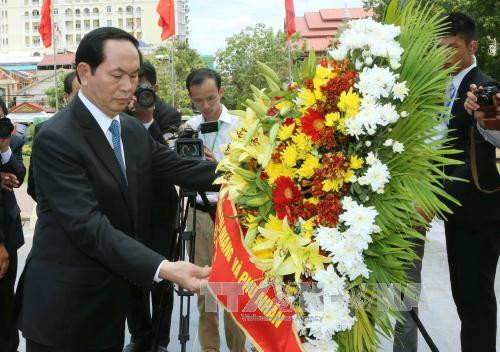  陈大光主席一行向设在首都金边的越南志愿军纪念台献花和进香。