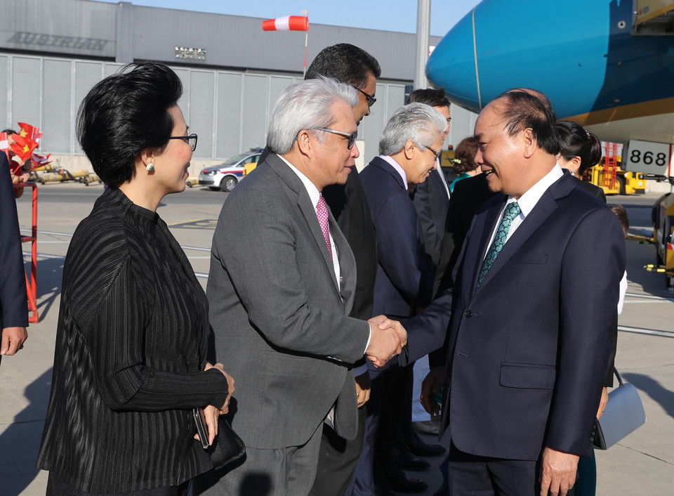 奥地利总理办公厅代表和奥地利驻越南大使馆干部人员和东盟各国驻奥地利大使等到机场迎接阮春福一行。越通社记者 统一 摄